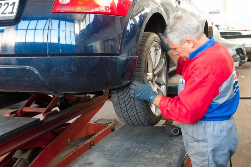 vitrine-AIGUINES-min_auto_repair_repair_lift_auto_mechanic_work_clothes_master_professional_man_of_the_fold-685629
