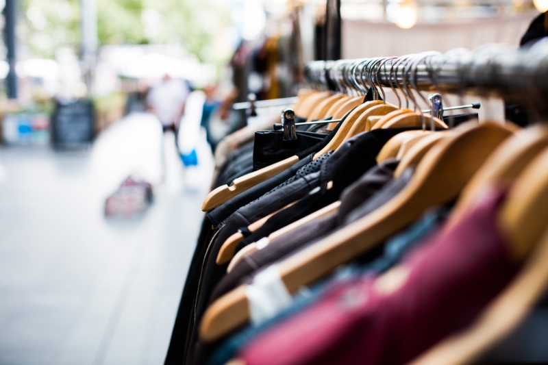 vitrine-AIGUINES-min_blur_close_up_focus_hanger_jacket_market_people_rack-1176303