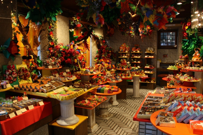 vitrine-AIGUINES-min_candy_store_chocolate_shop_chocolate_switzerland-393515