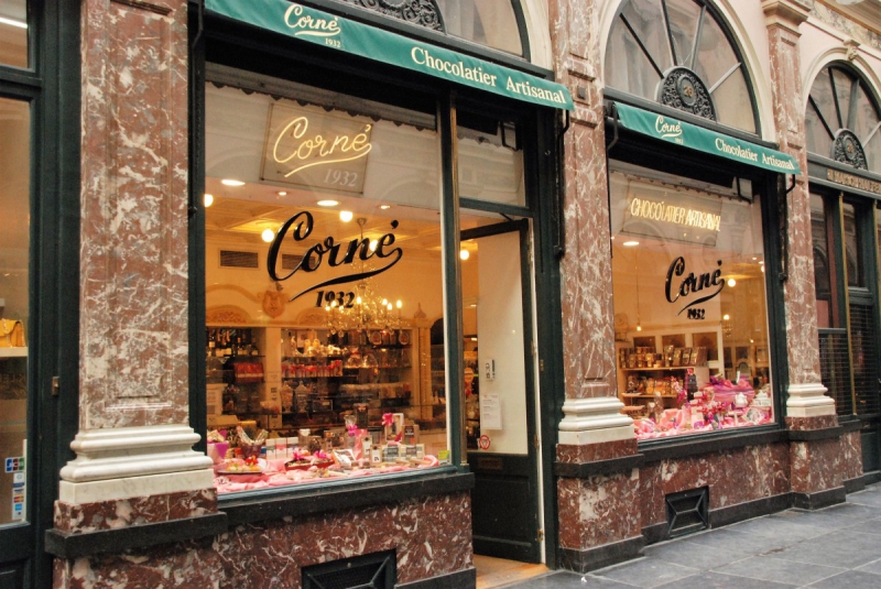 vitrine-AIGUINES-min_chocolate_chocolaterie_shop_luxury_chic_gallery_brussels_belgium-558146