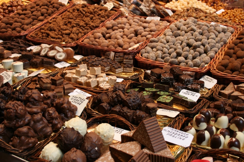 vitrine-AIGUINES-min_chocolates_chocolate_nibble_sweetness_fine_chocolates_gourmet_candy_brand-752083
