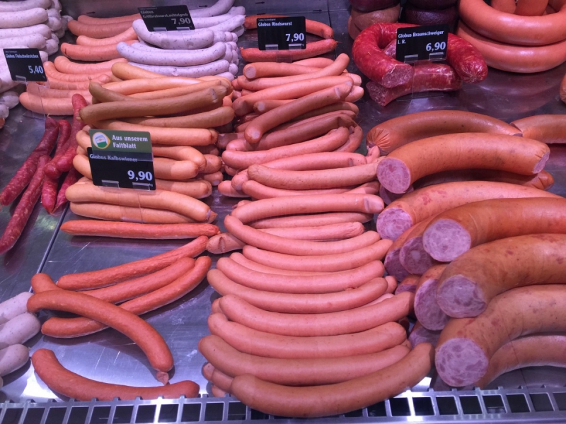 vitrine-AIGUINES-min_sausages_meat_butchery-1069321